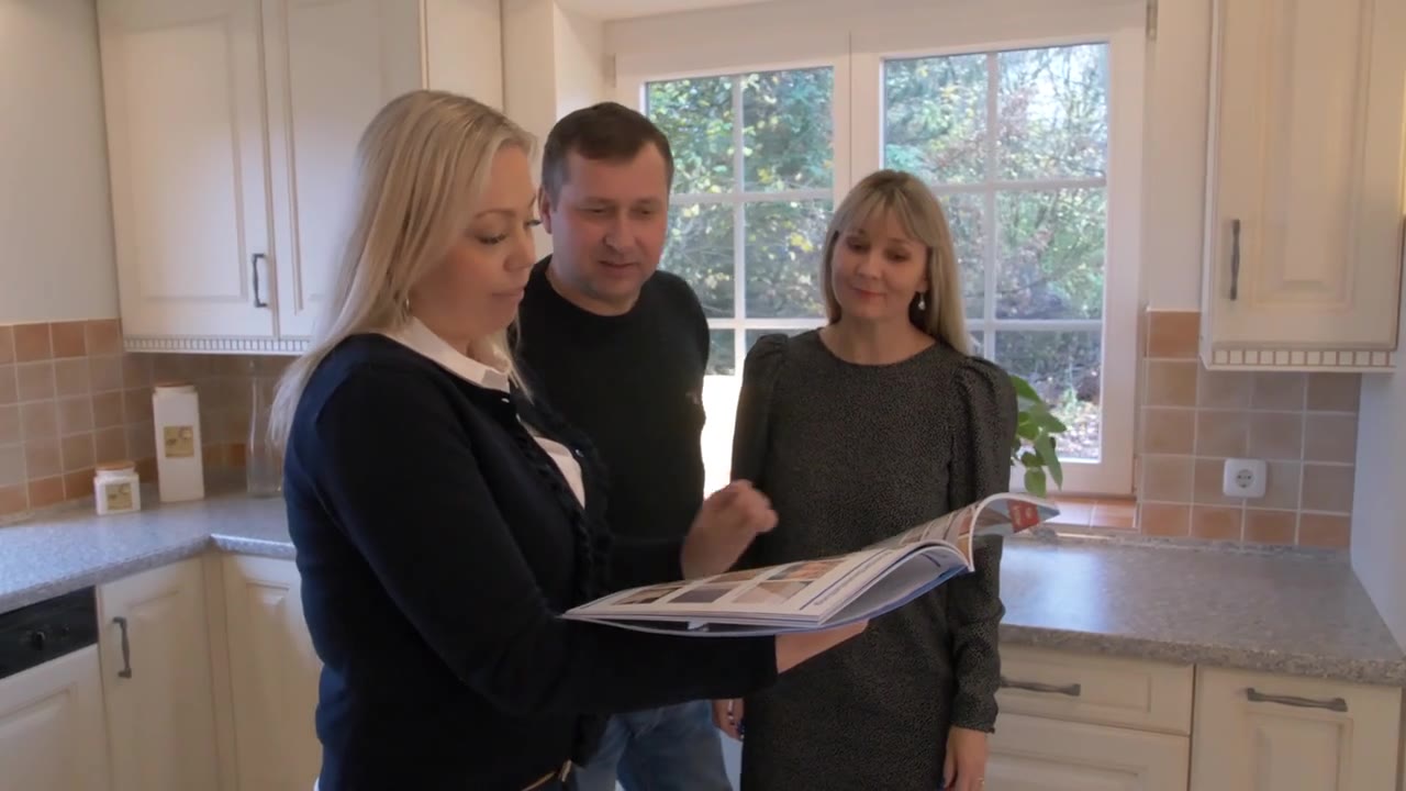 Gemeinsames Beratungsgespräch im Musterhaus Stelle aus dem TEAM-Video