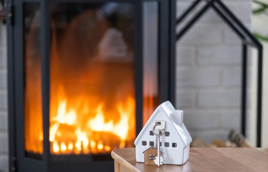 Kamin und Hausmodell als Beispiel für individuelle Wohnwünsche